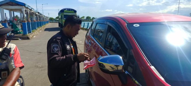 
 Dampingi Karyawan Kapal, Personil Polsek Lakukan Pemeriksaan Kendaraan 