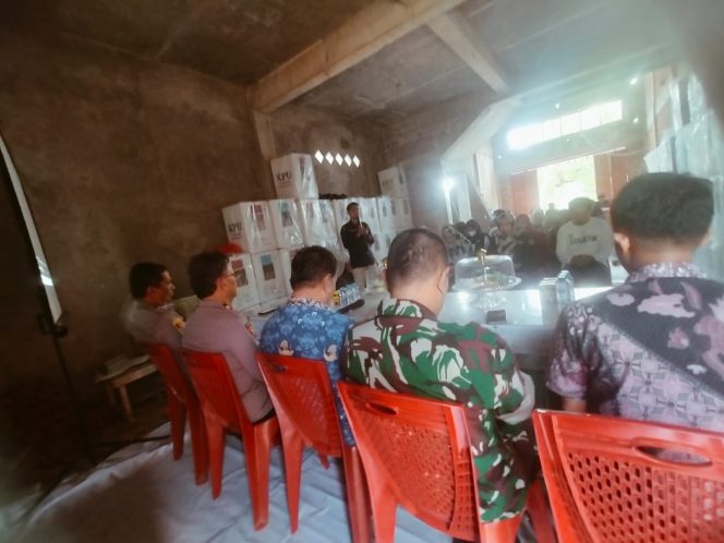 
 Kapolsek Awangpone  Menghadiri Rapat Pleno Terbuka Rekapitulasi Suara Pemilihan Serentak Tahun 2024 di Kecamatan Awangpone 