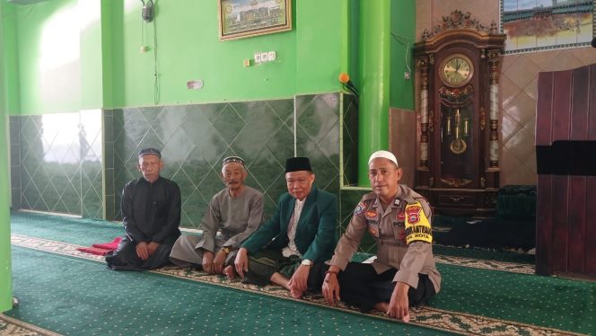 
 Bhabinkamtibmas Kelurahan Watampone Dampingi Da’i Mitra Polri dalam Safari Kamtibmas di Masjid Laccokkong