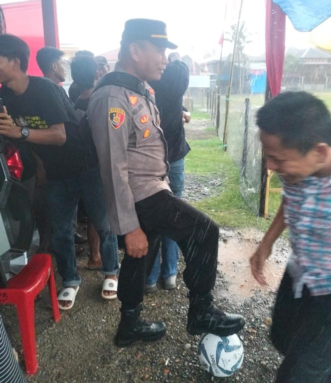 
 Kapolsek Sibulue tendang bola pertama, Turnamen Sepak Bola Mini di Desa Sumpang Minangae resmi dimulai