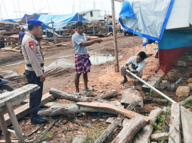 
 Lakukan Giat Sambang Diwilayah Pesisir Personil Satpolairud Polres Bone, Sampaikan Himbauan Ini