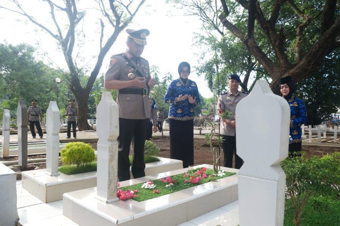 
 Wakapolda Sulsel Pimpin Upacara dan Tabur Bunga HUT KORPRI Ke-53 di Taman Makam Pahlawan Panaikang