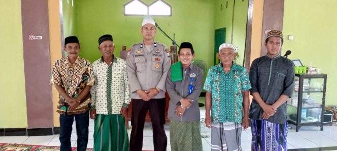 
 Kanit binmas Polsek Barebbo Dampingi Dai Kamtibmas di Masjid Nurul Hidayah untuk Edukasi Pilkada Damai