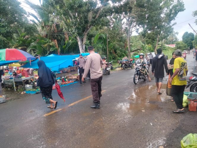 
 Personil Polsek Barebbo Laksanakan PAM Lalu Lintas di Pasar Lapeccang Desa Parippung untuk Antisipasi Kemacetan