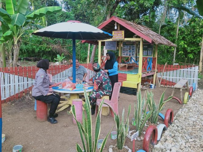 
 Bhabinkamtibmas Polsek Barebbo Brigpol Andi Multasang, S.E., Ajak Warga Desa Samaelo Jaga Kondusivitas Lingkungan