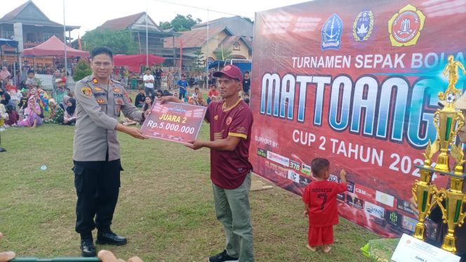 
 Kapolsek Tellu Siattinge hadiri penutupan turnamen sepak bola