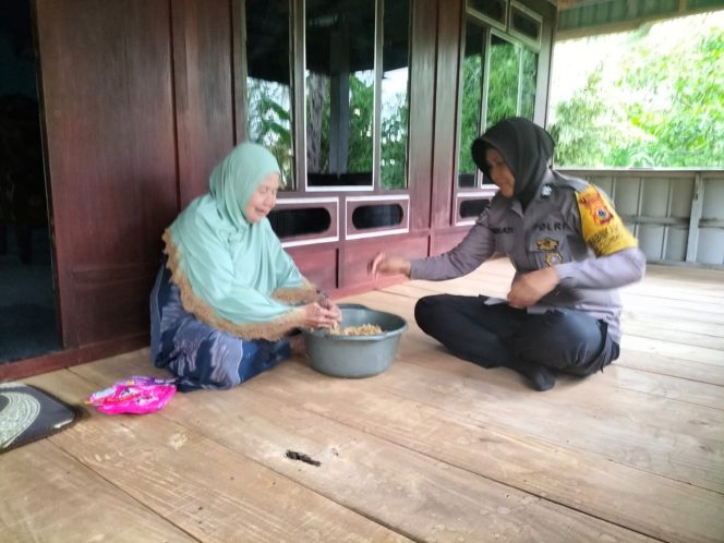 
 Melalui Sambang Ibu Bhabin Ajak Warga Berdiskusi soal kamtibmas di desa