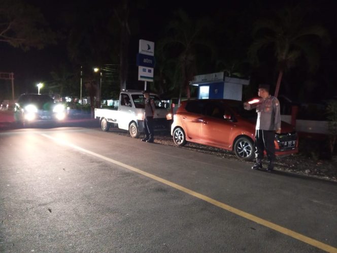 
 Tanggap situasi, personil Polsek Tellu Siattinge lakukan pengaturan lalu lintas di jalan raya