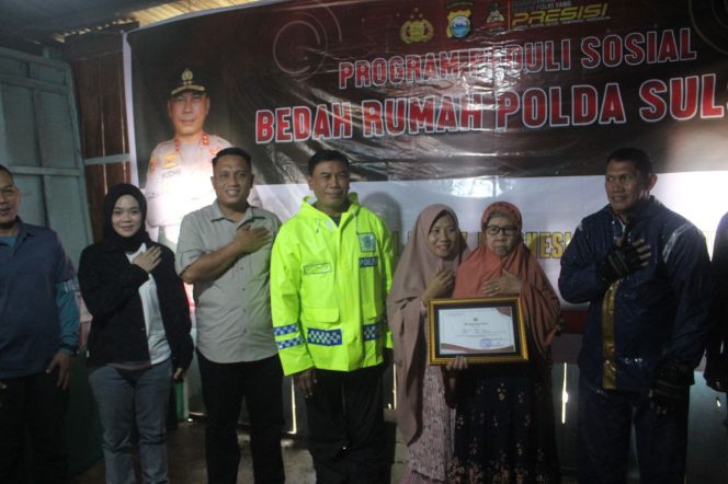 
 Kapolres Bone Dampingi Kapolda Sulsel Melaksanakan Program Bedah Rumah di Lappariaja