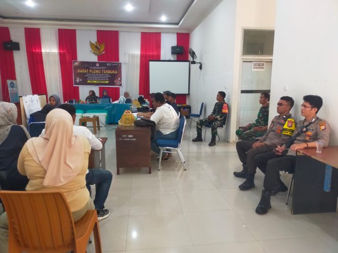 
 Personil Polsek Mare Polres Bone, Pengamanan Rapat Pleno Terbuka Rekapitulasi Hasil Penghitungan Perolehan Suara Di Tingkat Kecamatan Pilkada Tahun 2024