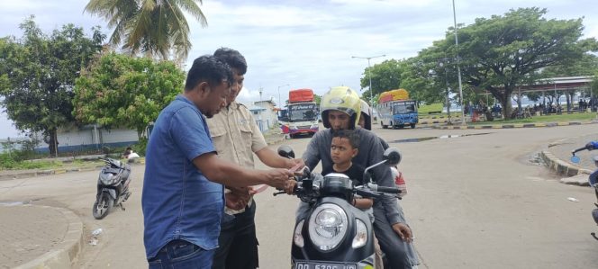 
 Pastikan Situasi Kondusif Sebelum Keberangkatan Kapal, Personil Lakukan Pengamanan