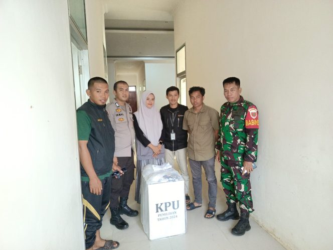 
 Personil Polsek Mare Polres Bone Bersama TNI Kawal Kotak Suara PSU Pemilihan Gebernur Dan Wakil Gebernur 2024 Menuju TPS