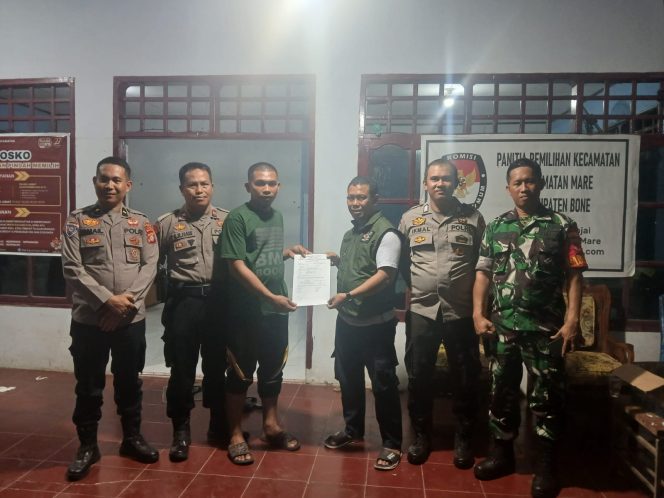 
 Personil Polsek Mare Polres Bone, Amankan Logistik Pemilu PSU Pilkada Gubernur/wakil Gubernur 2024