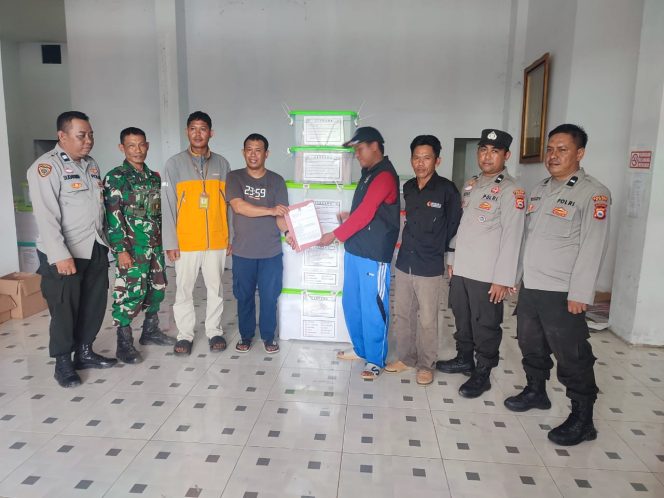 
 Polsek Cenrana Kawal Hasil Rekapitulasi Perhitungan Suara Pilkada 2024 Tingkat Kecamatan Cenrana