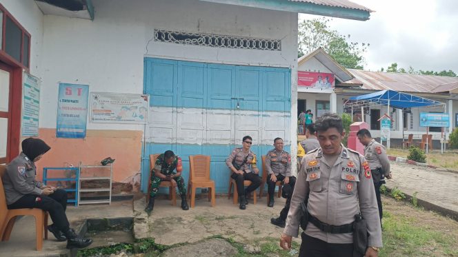 
 Personil Gabungan Polsek Jajaran Polres Bone Dan TNI, Amankan TPS Yang Melaksanakan PSU