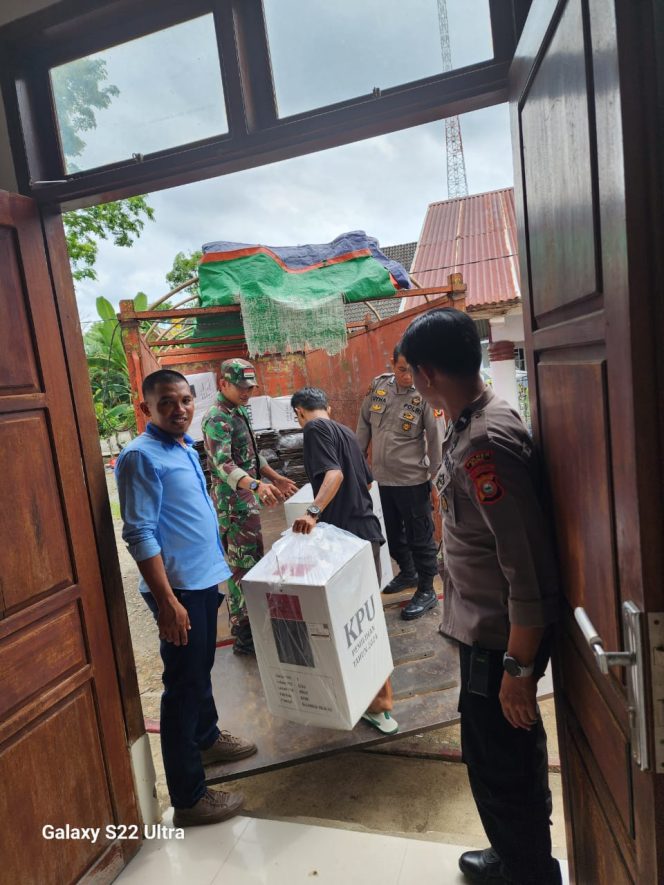 
 Personil Polsek Mare Polres Bone, Pengamanan Pergeseran Logistik Kota Suara Dari Kantor Camat/PPK Ke kantor KPU Bone