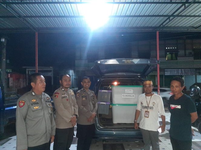 
 Personil Polsek Mare Polres Bone, Pengawalan Hasil Rekap Perhitungan Suara Calon Gubernur/ Wagub Sulsel Dan Calon Bupati/ Wabup Bone 2024