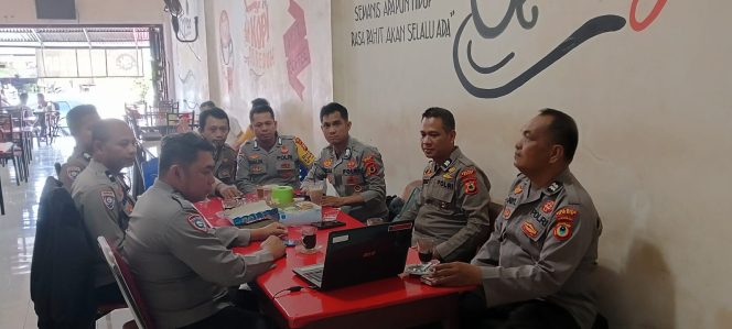 
 Bhabinkamtibmas Polsek Awangpone Ikuti Zoom Meeting Dukung Ketahanan Pangan Nasional 