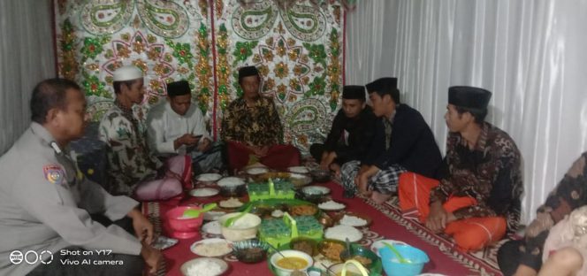 
 Untuk tetap menjaga hubungan baik dengan masyarakat “Bhabinkamtibmas Polsek Ponre hadiri hajatan warga,