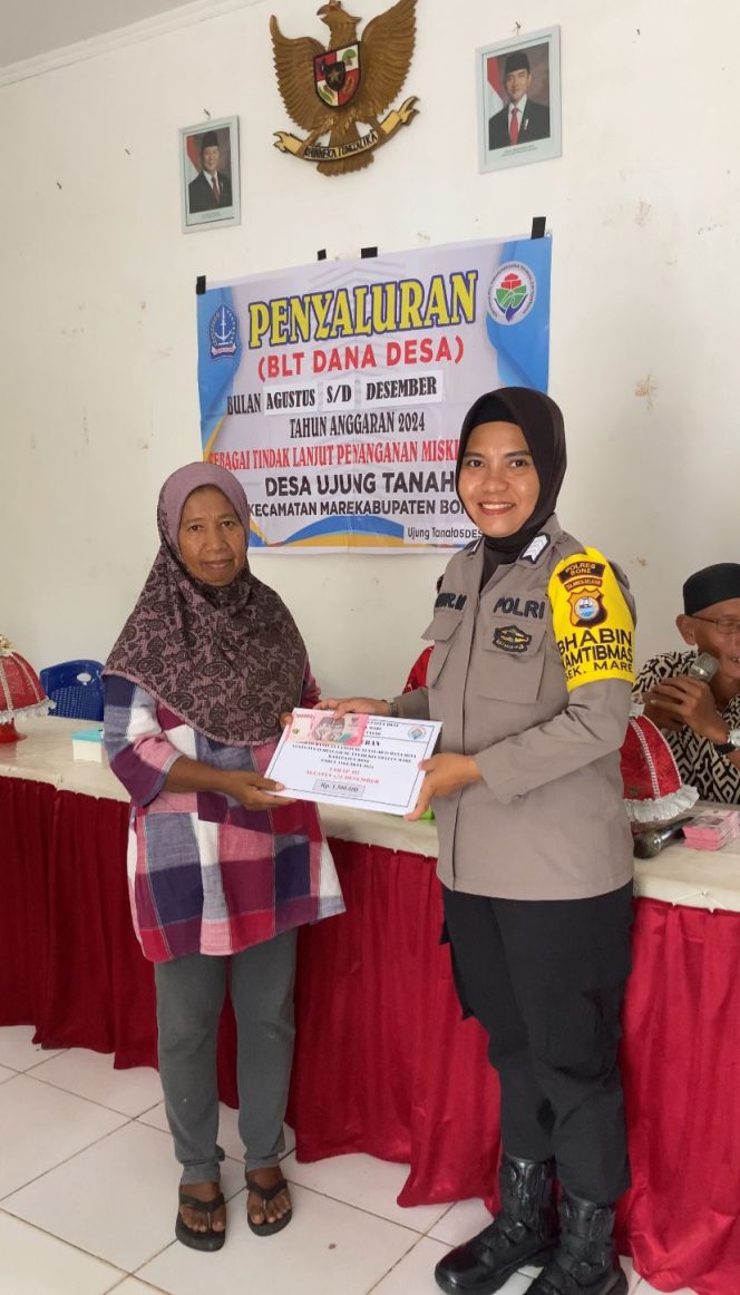 
 Bhabinkamtibmas Polsek Mare Polres Bone, Menghadiri Penyaluran BLT Bulan Agustus – Desember Anggaran 2024
