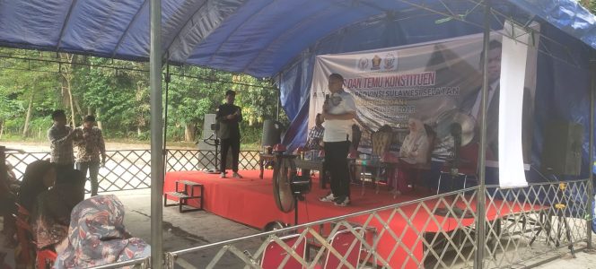 
 Kanit Intelkam Polsek Awangpone memantau kegiatan Reses Anggota DPRD Sulsel di Desa Lappoase 