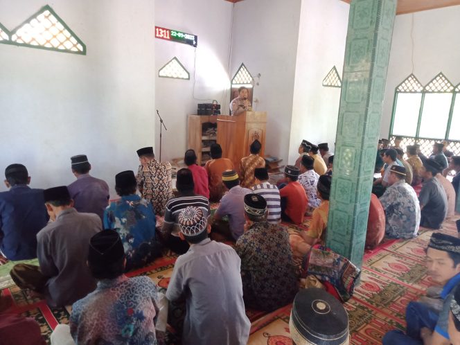 
 Diselah selah khutbah, bhabinkamtibmas Polsek Ponre tidak lupa memberikan pesan Kamtibmas kepada jamaah sholat Jumat