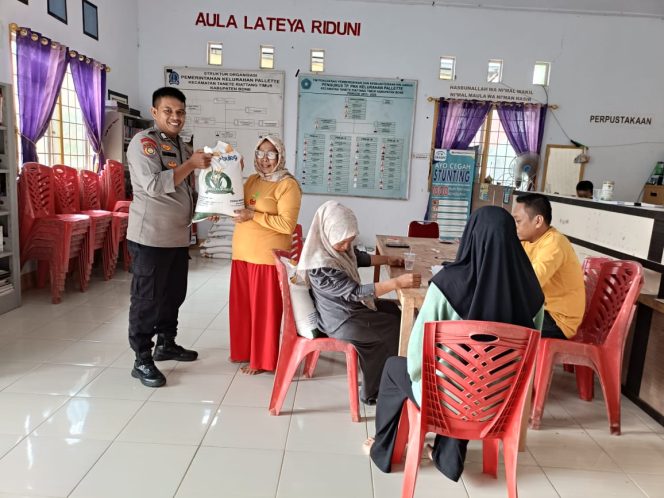 
 Bhabinkamtibmas Kawal Penyaluran Bantuan Alat Masak dan Bansos Pangan di Kelurahan Pallette