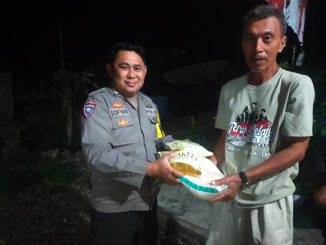 
 Bhabinkamtibmas Kelurahan Macope Berikan Bantuan Beras dan Minyak Goreng kepada Warga