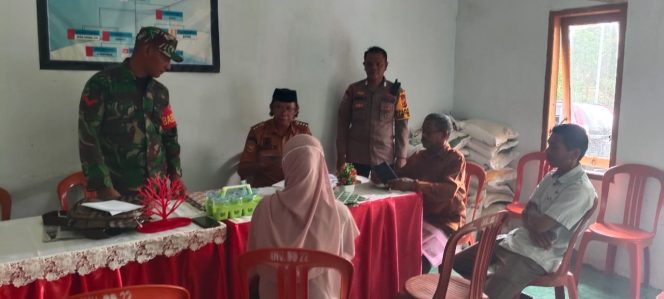 
 Bhabinkamtibmas Polsek Mare Polres Bone, Mengikuti Monitoring Dan Evaluasi Dana Desa Tahun Anggaran 2024