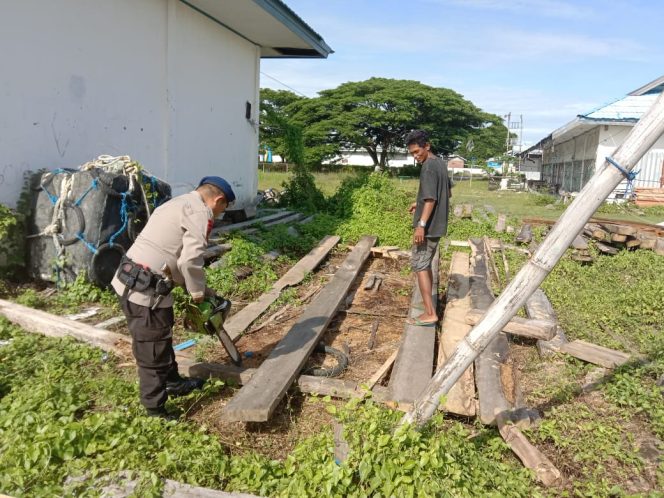 
 Aparat Satpolairud Polres Bone Sambangi Pembuat Kapal Di PPI Lonrae Dan Selipkan Himbauan Kamtibmas