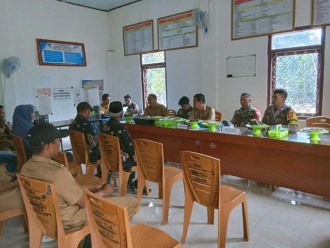 
 Bhabinkamtibmas Polsek Mare Polres Bone, Mengikuti Monitoring Dan Evaluasi Dana Desa Tahun Anggaran 2024