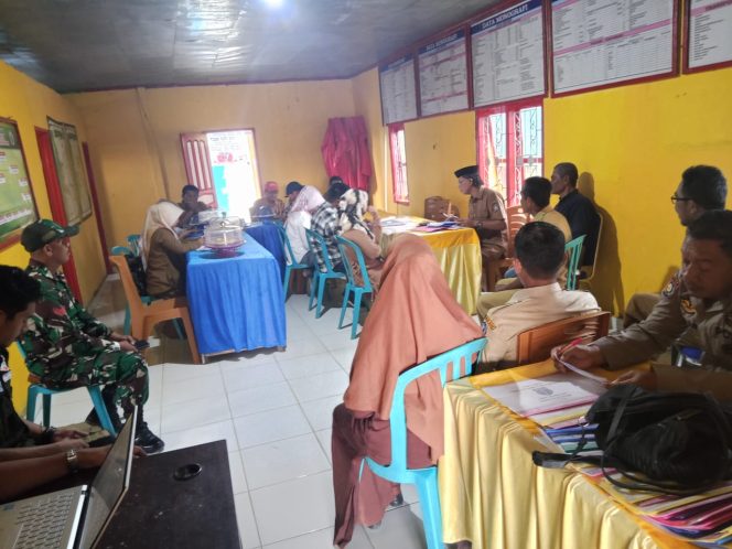 
 Bhabinkamtibmas Polsek Mare Polres Bone, Mengikuti Monitoring Dan Evaluasi Dana Desa Tahap II Tahun Anggaran 2024