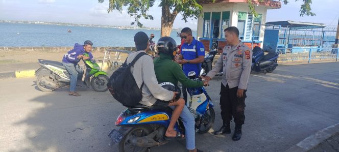 
 Dampingi Karyawan Kapal, Personil Polsek Lakukan Pemeriksaan Kendaraan 