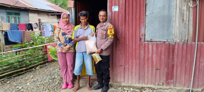 
 Personil Polsek Mare Polres Bone, Menyalurkan Bantuan Sembako Kepada Warga Kurang Mampu.