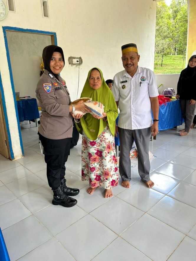 
 Personil Polsek Mare Polres Bone, Menyalurkan Bantuan Sembako Kepada Warga Kurang Mampu.