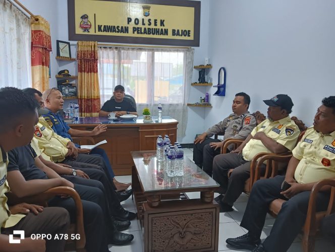 
 Bersama Petugas Satpam ,Lakukan Pembinaan Guna Beri Pelayanan Kepada Masyarakat