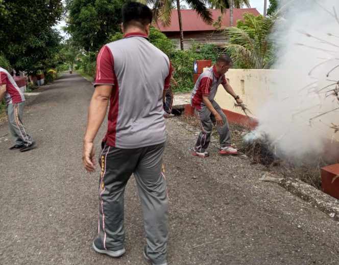 
 Kapolsek Awangpone Pimpin Personel Bersihkan Lingkungan Mapolsek