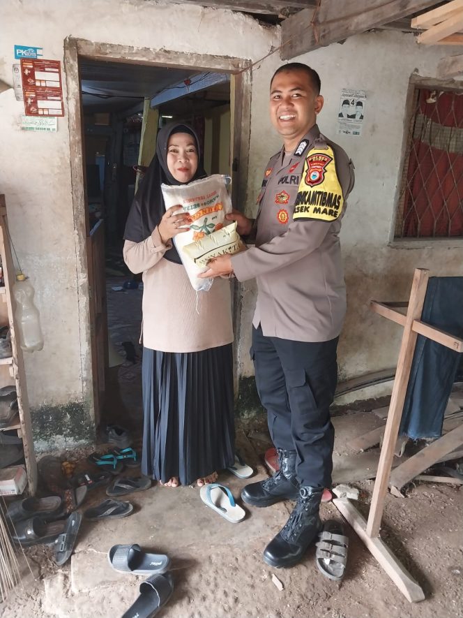 
 Personil Polsek Mare Polres Bone, Menyalurkan Bantuan Sembako Kepada Warga Kurang Mampu