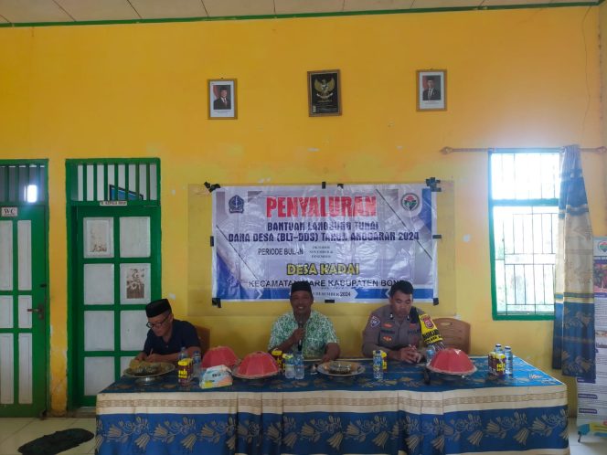 
 Bhabinkamtibmas Polsek Mare Polres Bone, Menghadiri Penyaluran BLT Bulan Oktober – Desember Anggaran 2024
