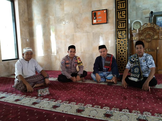 
 Bhabinkamtibmas Polsek Tanete Riattang Dukung Dakwah Da’i Mitra Polri Lewat Pendampingan Khutbah Jumat