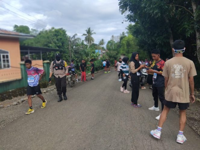 
 Bhabinkamtibmas Polsek Ponre melaksanakan pengawalan dan pengamanan kegiatan lomba lari 5 km yang diselenggarakan SMAN 28 ponre