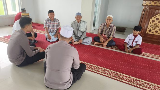 
 Binluh Sat Binmas Polres Bone kepada Jamaah Masjid BTN Cilellang Mas: Menjaga Silaturahmi Meski Berbeda Pilihan dalam Pilkada 2024