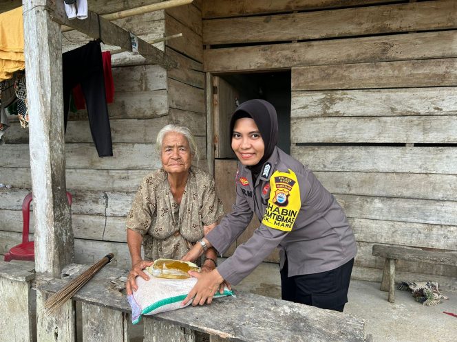 
 Personil Polsek Mare Polres Bone, Menyalurkan Bantuan Sembako Kepada Warga Kurang Mampu