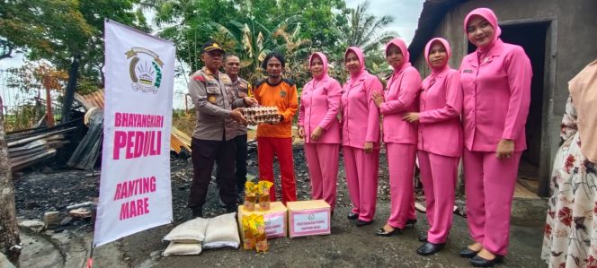 
 Kapolsek Mare Bersama Ibu Ketua Bhayangkari Ranting Mare, Melaksanakan Bansos Terhadap Korban Kebakaran