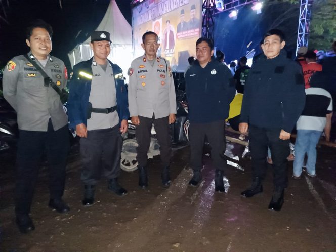 
 Pastikan Tasyakuran Kemenangan Bupati Bone Berjalan Aman,Polsek Tanete Riattang Lakukan Pengamanan