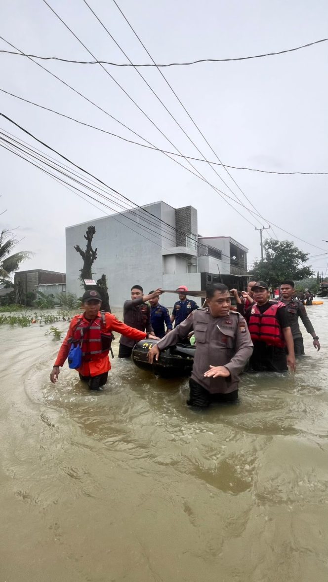 
 Gerak Cepat Pammat Subdit Gasum Polda Sulsel Evakuasi Korban Banjir di Makassar