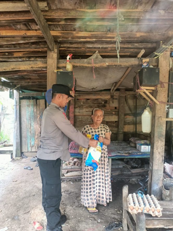 
 Bhabinkamtibmas Polsek Cenrana Berikan Bantuan Sembako Kepada Warga Kurang Mampu