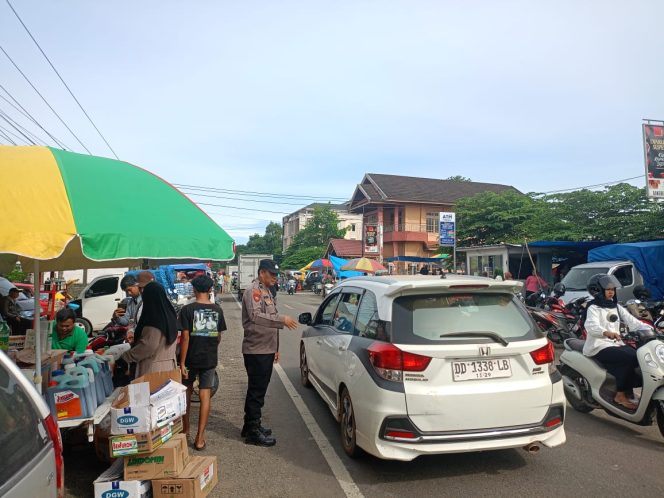 
 Personel Polsek Awangpone Laksanakan Pengamanan di Pasar Paccing untuk Kelancaran Lalu Lintas dan Keamanan