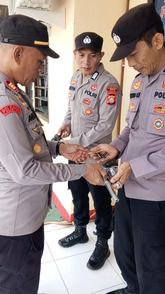 
 Kapolsek Mare Polres Bone, Melakukan Pengecekan Senjata Api Personil Polsek Mare