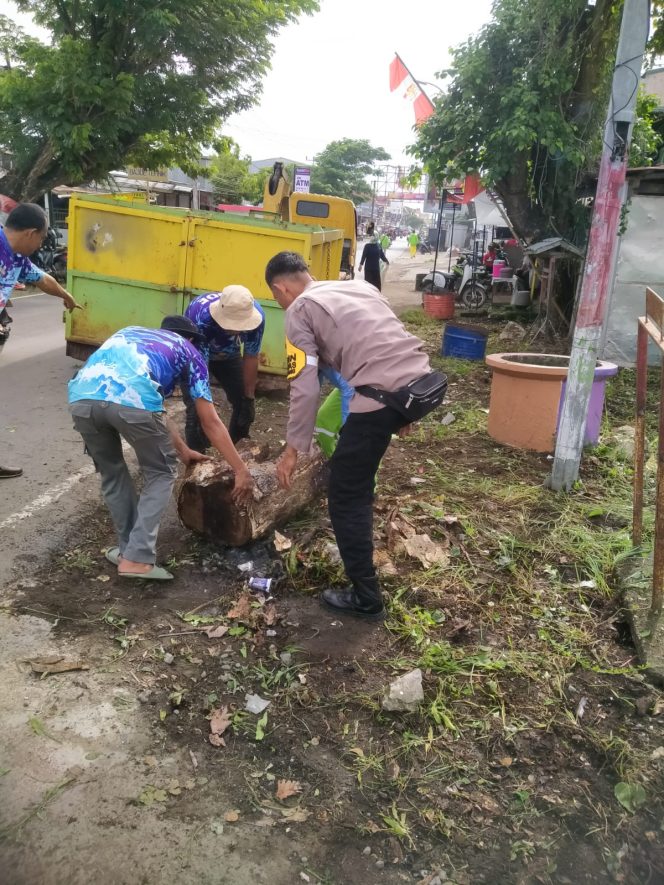 
 Peduli Lingkungan, Bhabinkamtibmas Ikut Kerja Bakti Bersama Warga